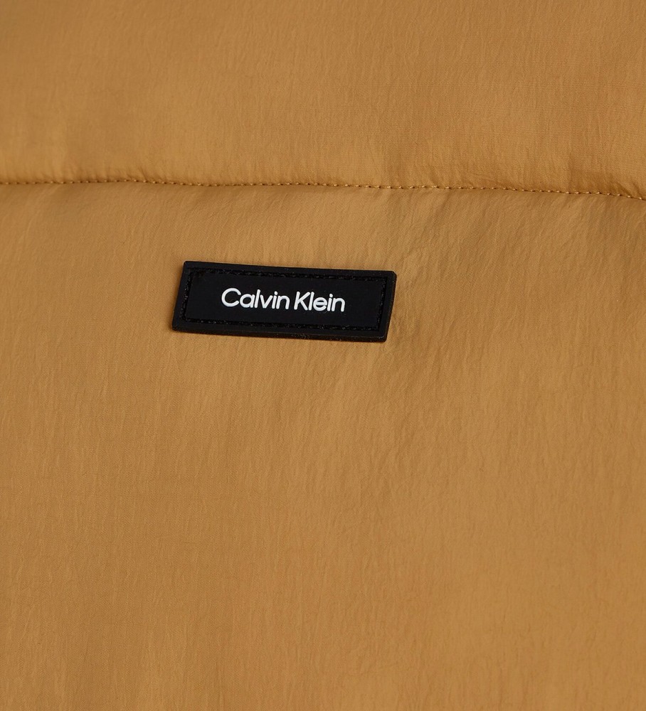 Casaco acolchoado Calvin Klein em nylon texturizado, marrom