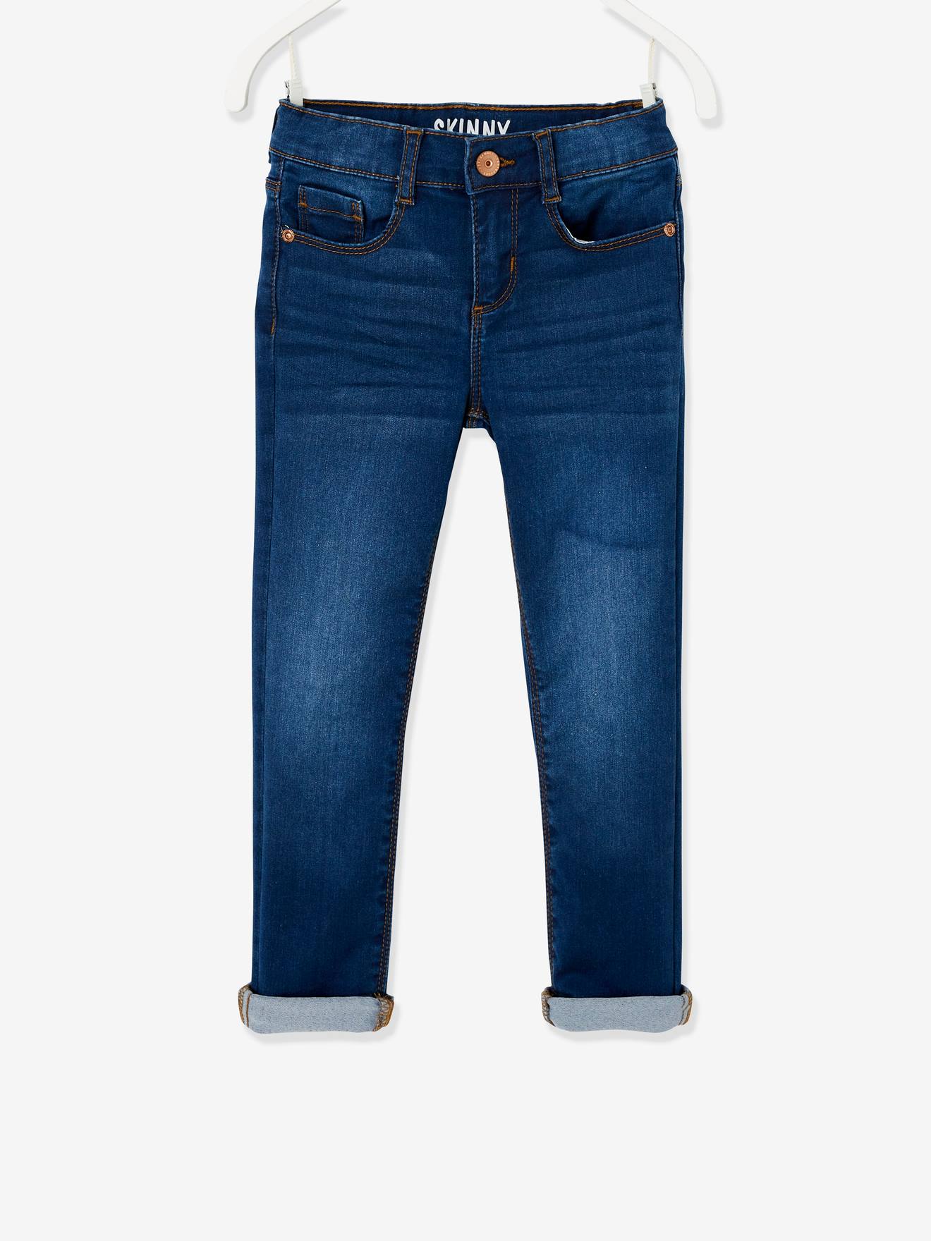Calça jeans skinny feminina, lavagem média azul.