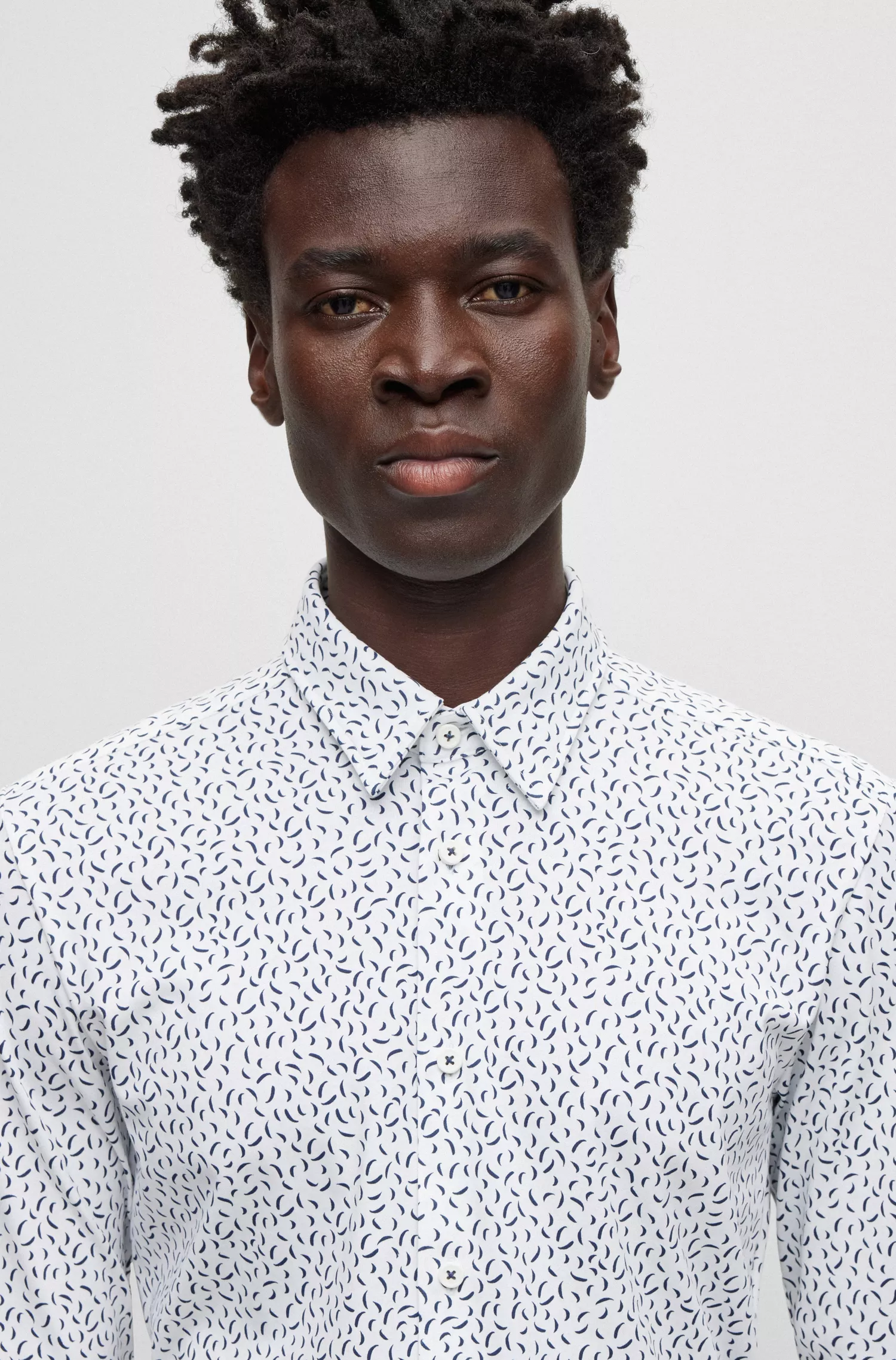 Camisa BOSS preta de corte slim em mistura de algodão estampada