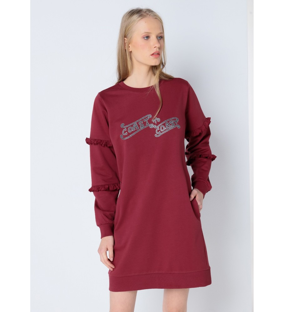 Vestido curto Lois com babados gráficos em tom bordô.