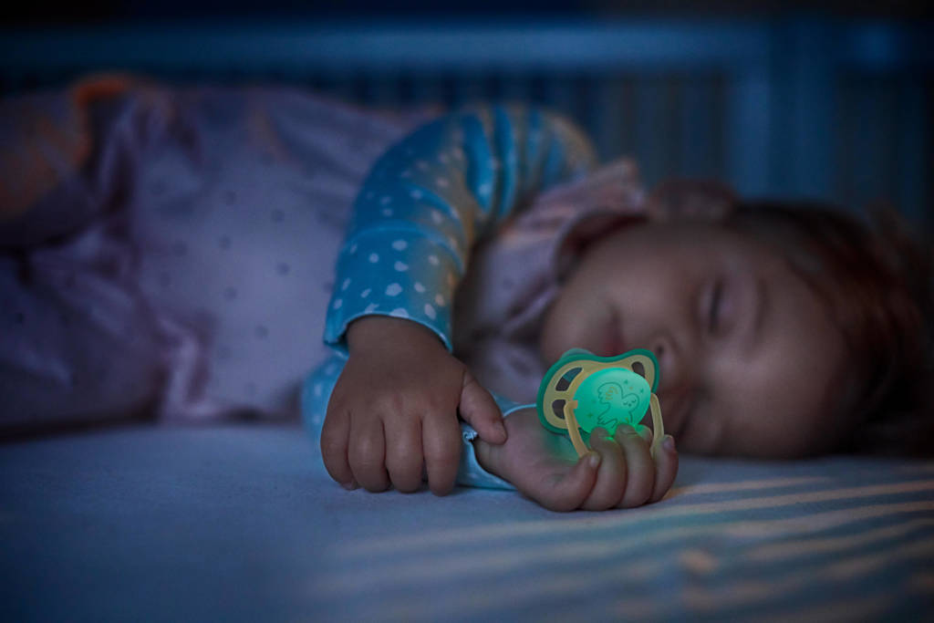 Schattige spenen met glow in the darkfopspeen 6-18M 2 stuks SCF085/70