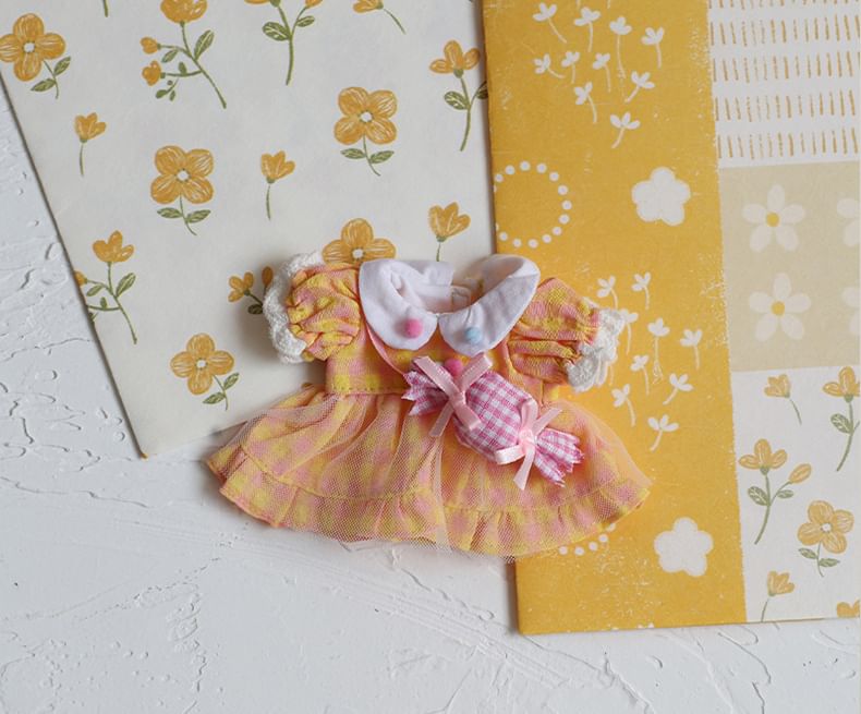 Radrabbit - Poppenkleertjes met lint en ruitjesjurk - 12 cm