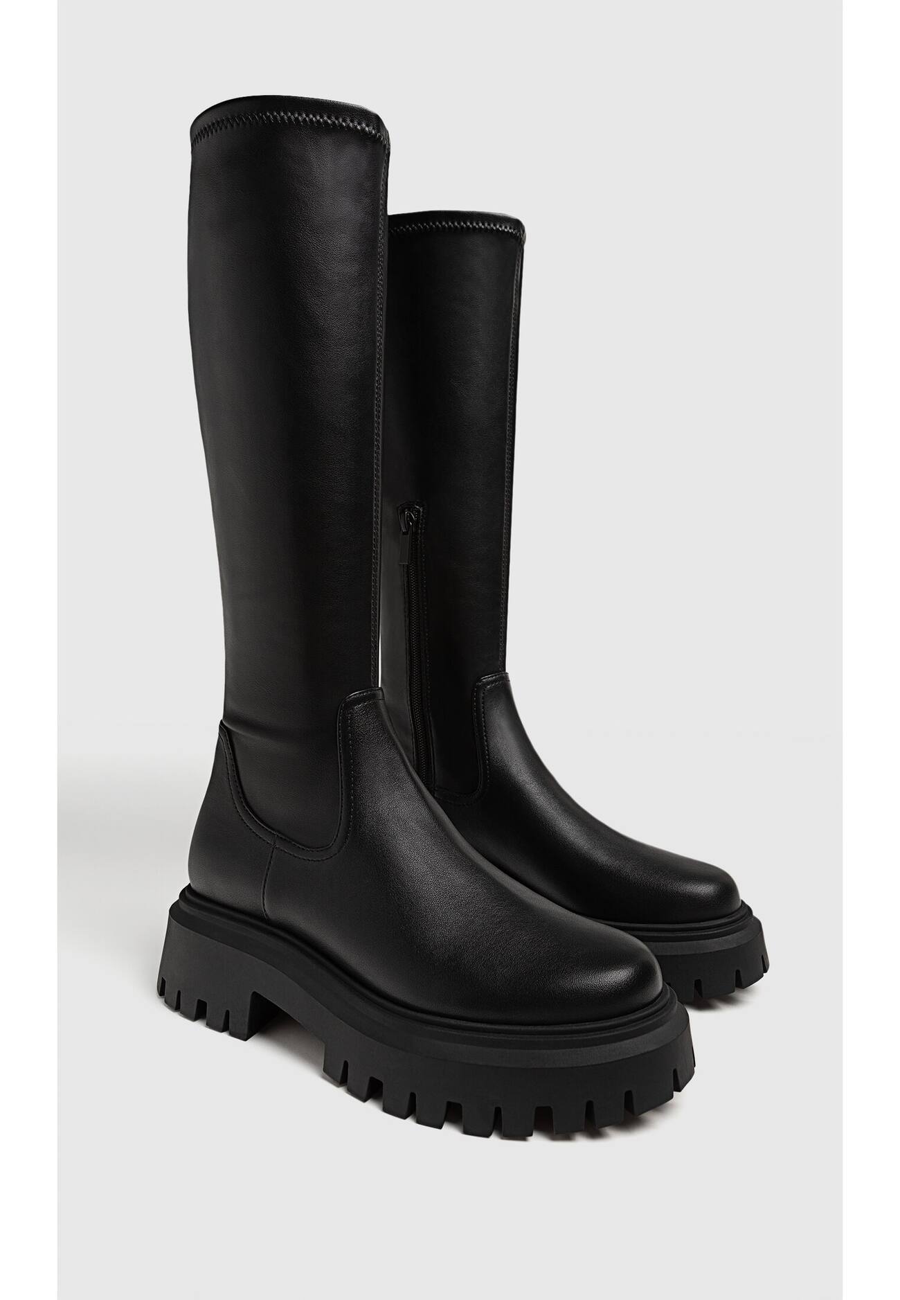 Botas pretas de cano curto sem salto elásticas