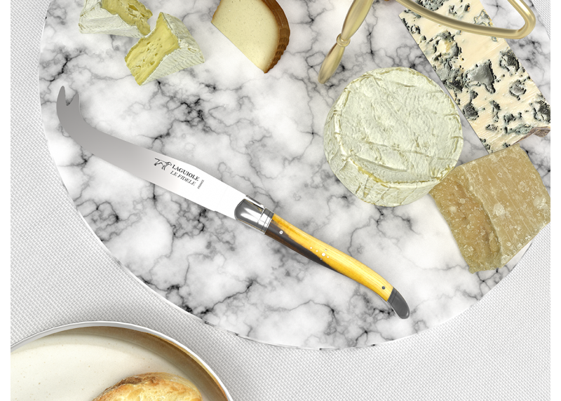 Couteau à fromage Laguiole avec un manche en bois de pistachier et mitres en acier inoxydable