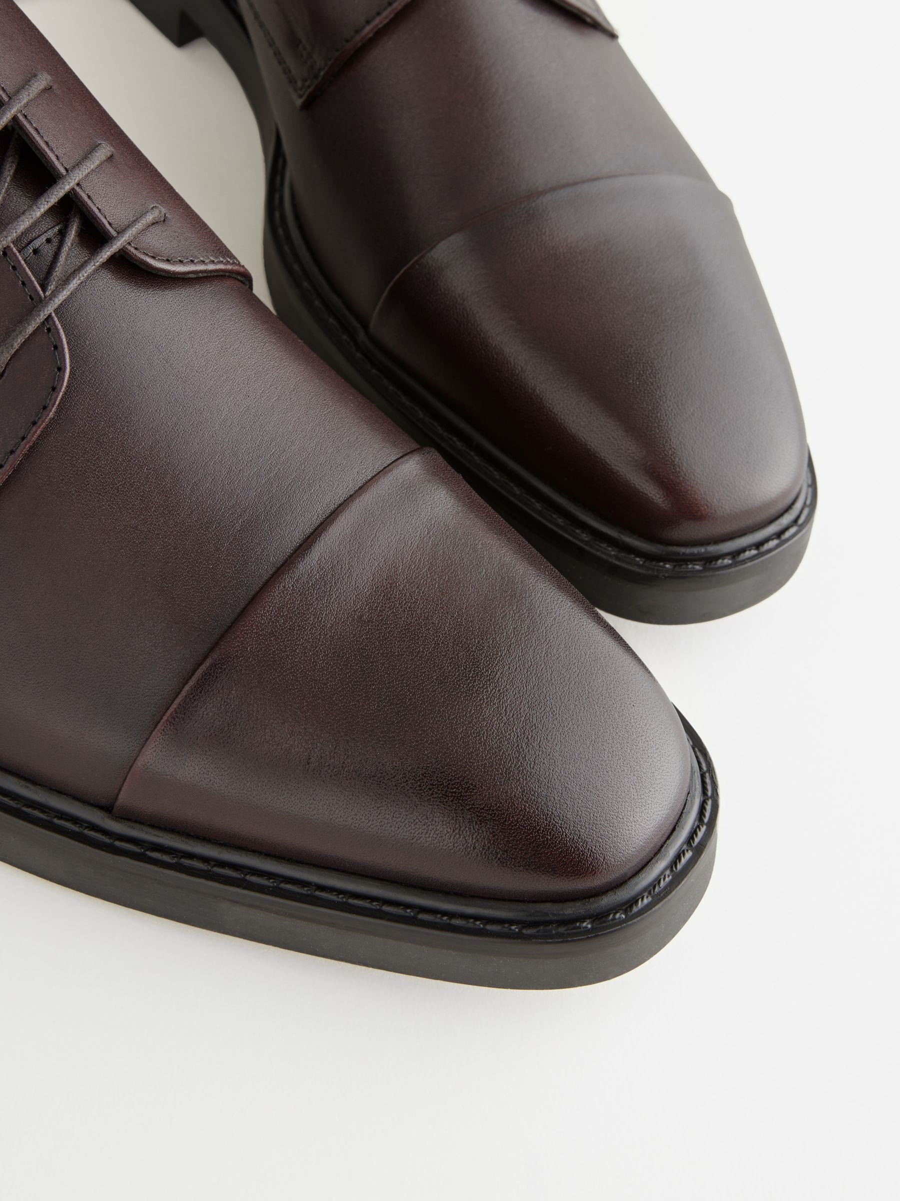 Bruin - Leren schoenen met contrasterende neus
