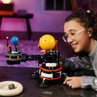 LEGO Technic 42179 Månens kretsløp rundt jorden