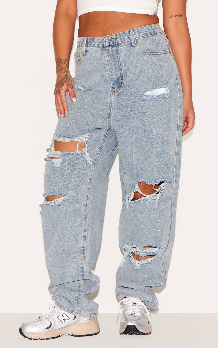 Light Blue Wash Prettylittlething Plus Jean Mom Délavage Clair Déchiré