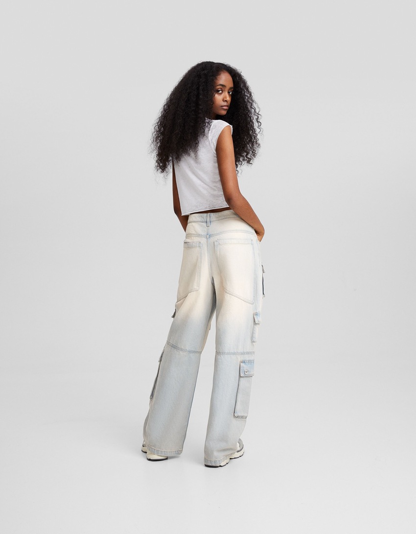 calça jeans cargo folgada multiuso