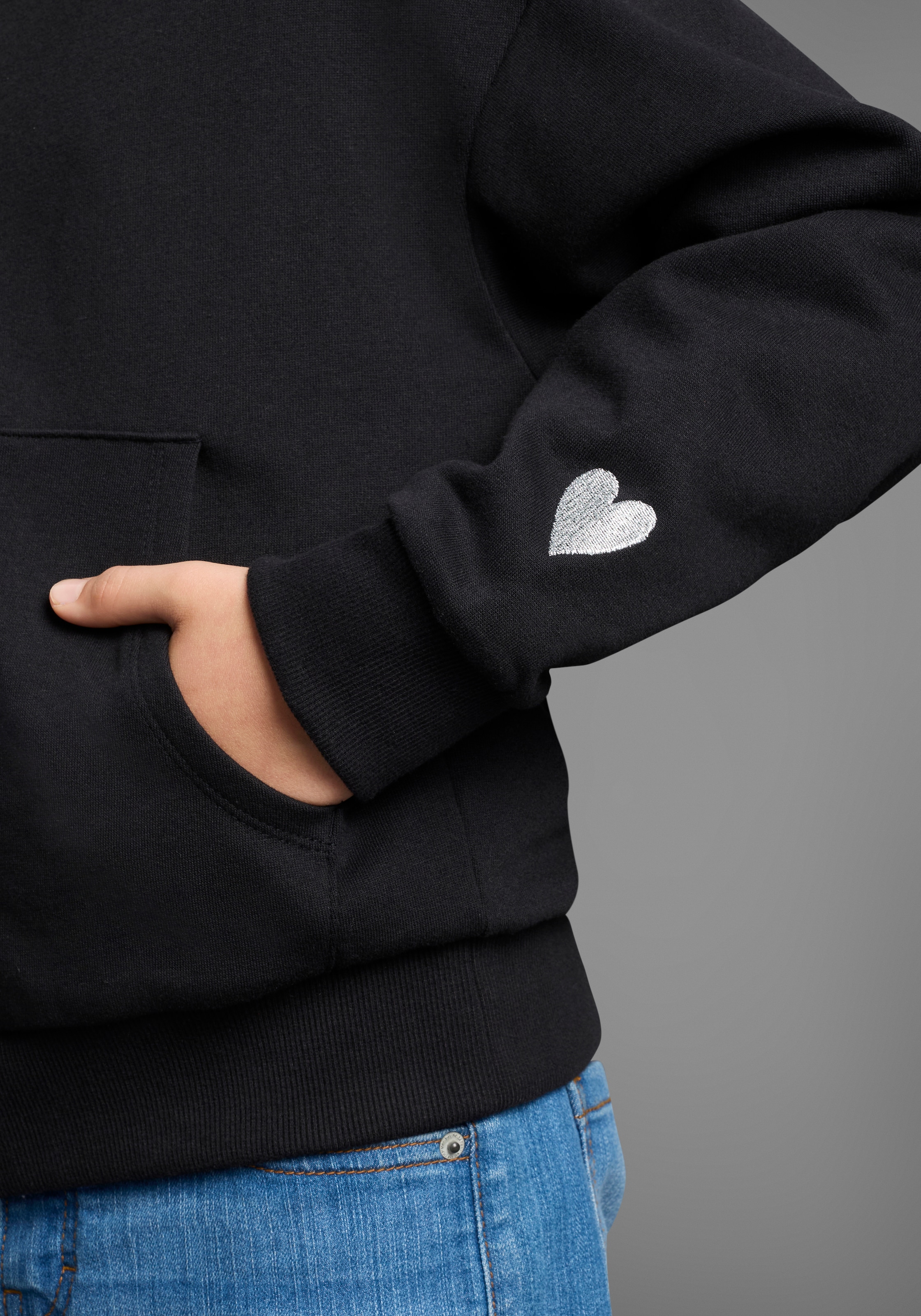 KIDSWORLD Kapuzensweatjacke »Lässige Sweatjacke mit kleinem  Logo«, Lockere Form
