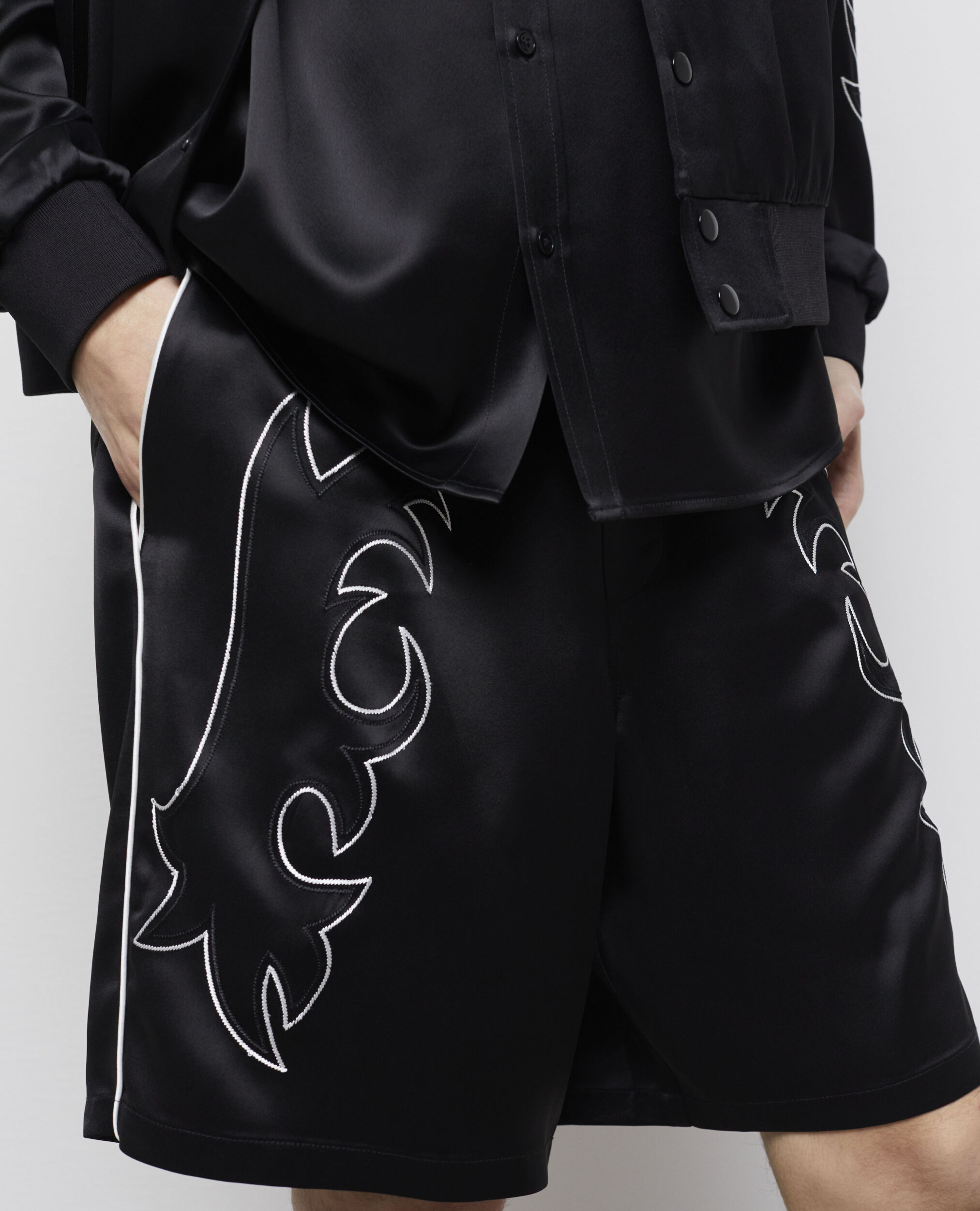 Short noir avec broderies Western