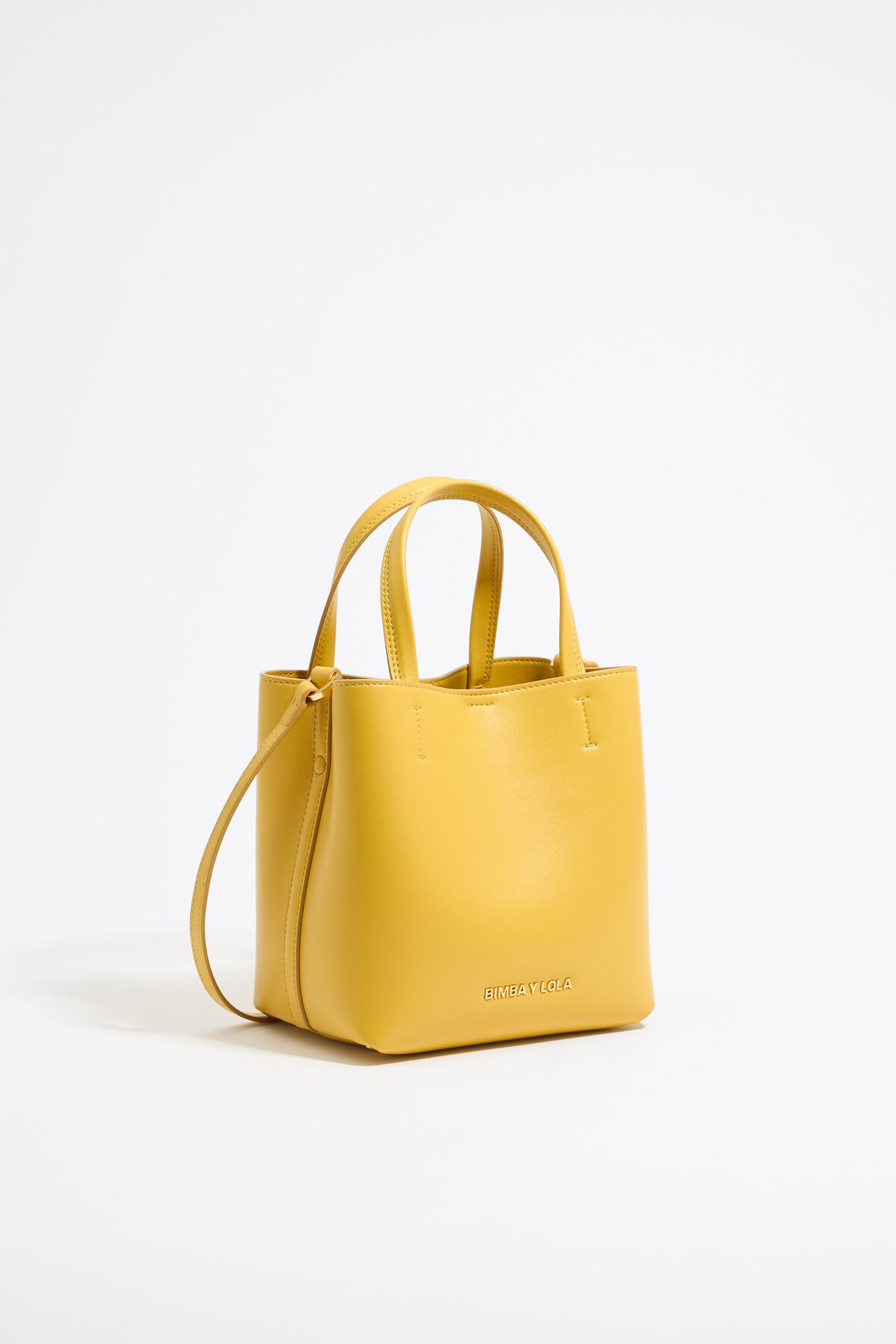 Bolsa pequena de couro amarelo com estampa de Chihuahua