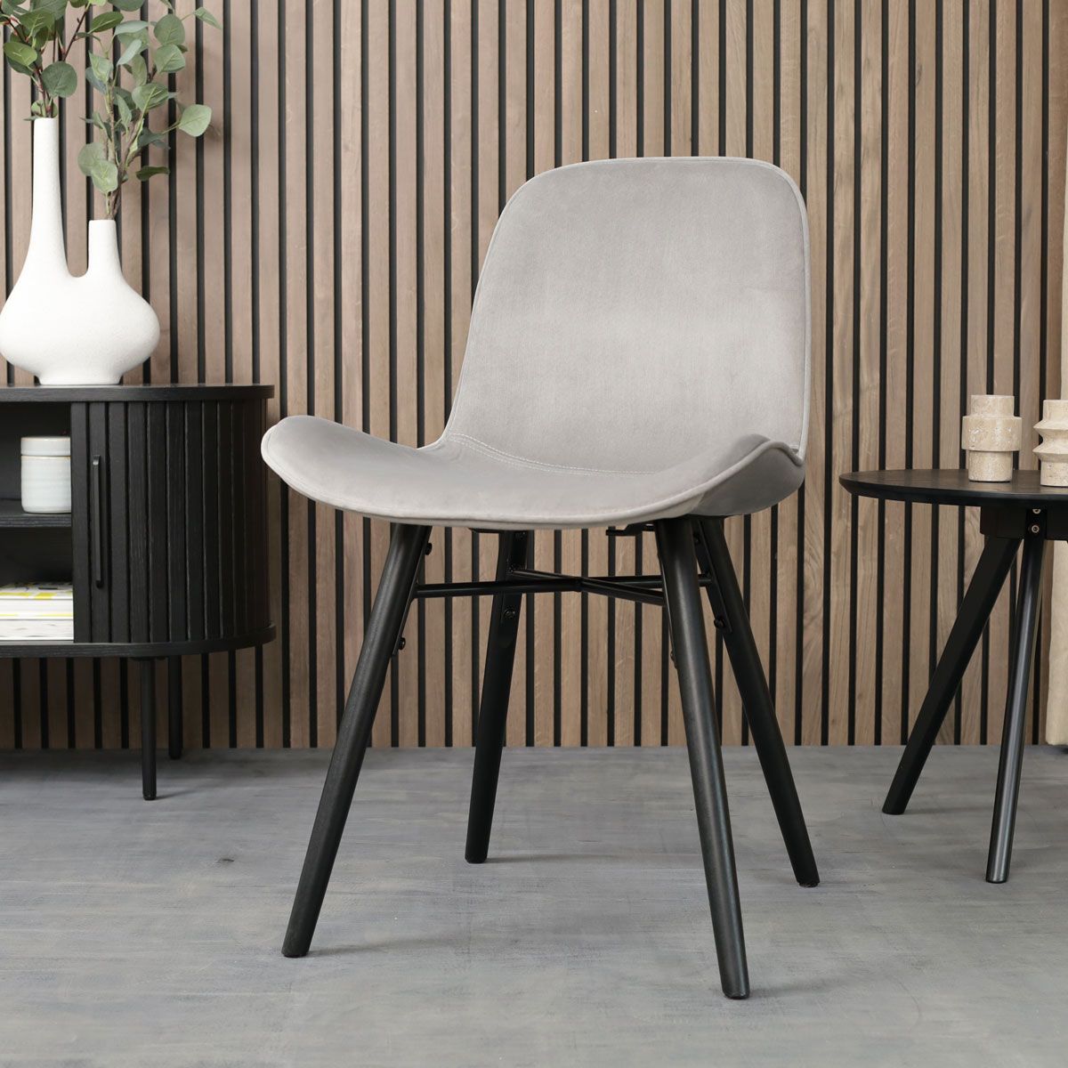 Eetkamerstoel Nena-Fé velvet grijs - zwart houten onderstel