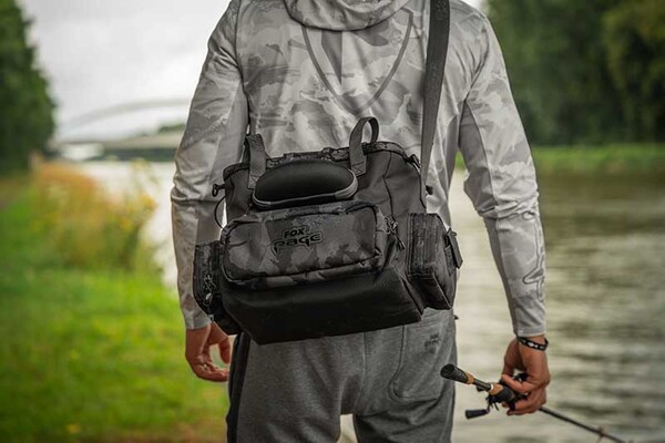 Sac Fox Rage Camo Voyager Medium Tackle Bag (avec 6 Boîtes)