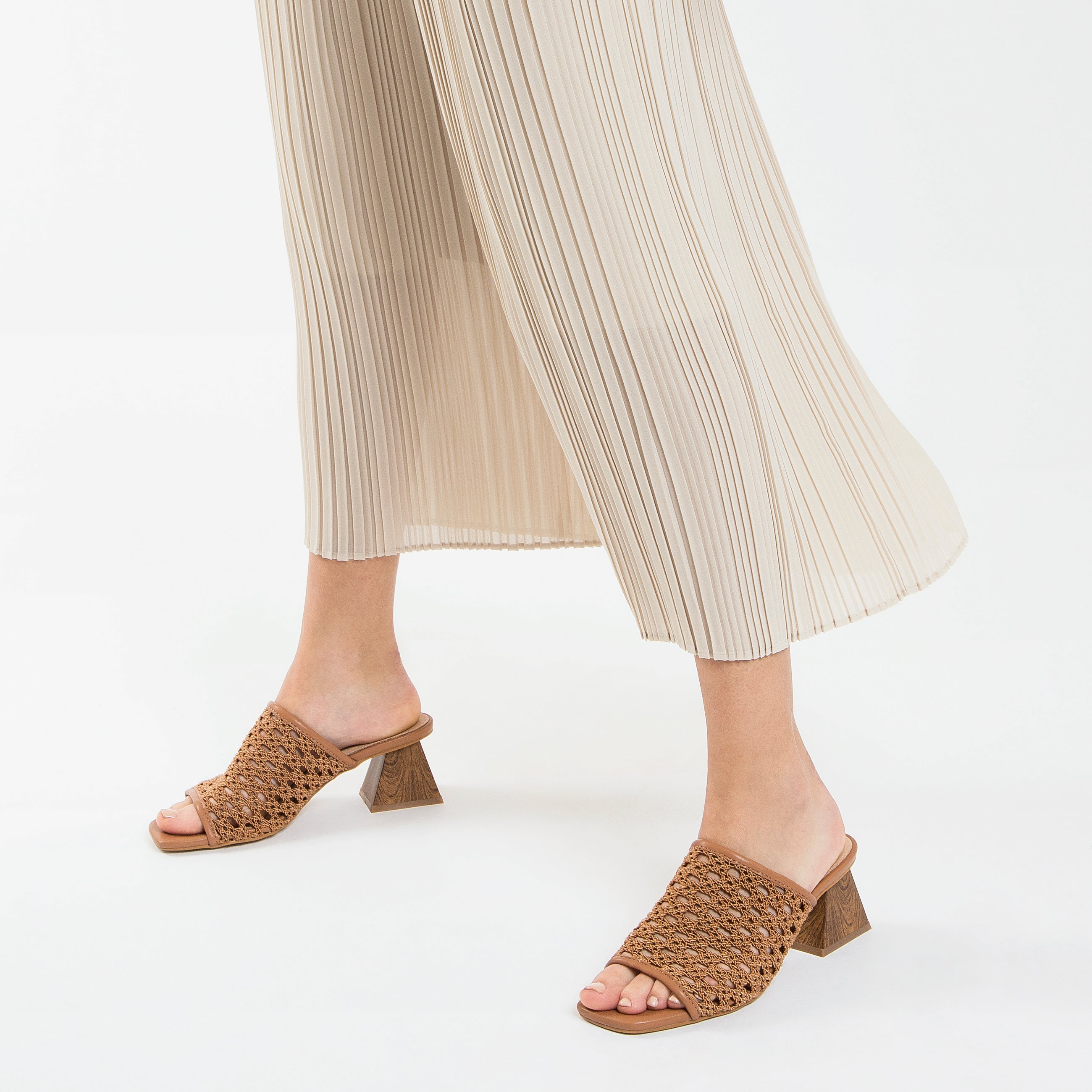 Sandales à talon, Compensées-Mules à talon Sandrine camel tressées façon cannage