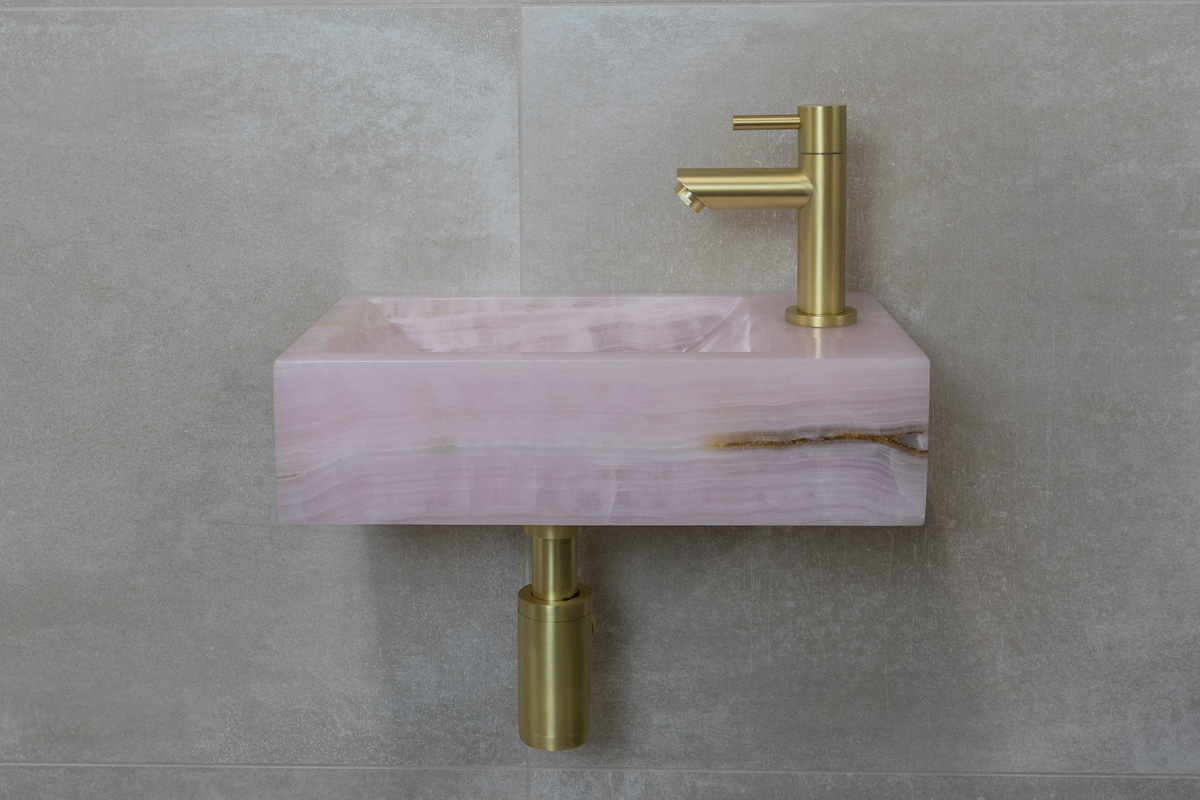 Saniclear Pink Onyx fonteinset met rechte kraan in geborsteld messing