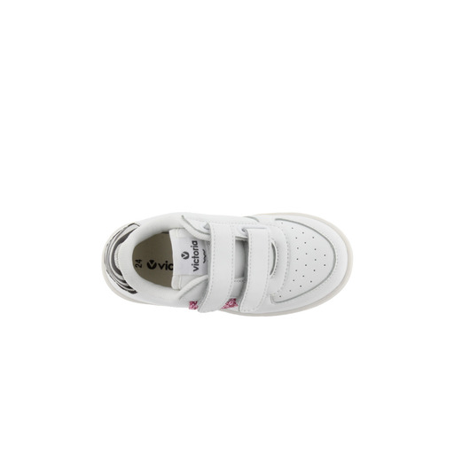 Tênis Victoria Tiempo em couro sintético com detalhes de fantasia e fecho de velcro.