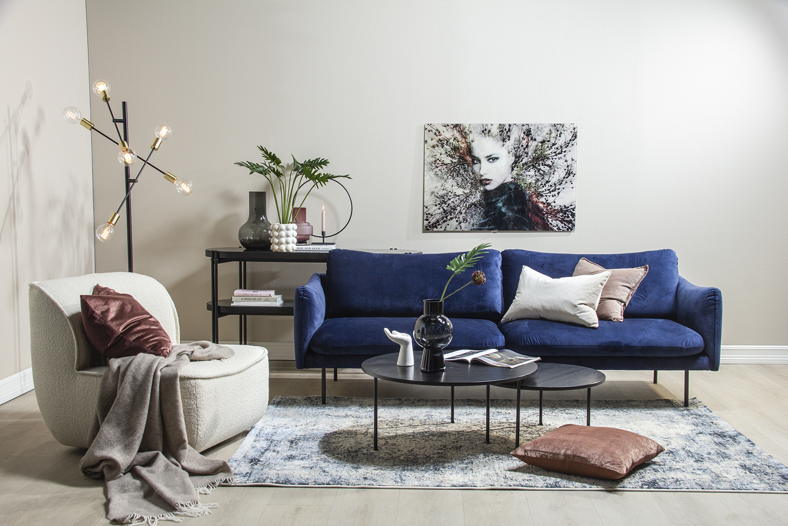 Mavis 3-seter sofa Velurtekstil Terra 79 blue med sorte ben.