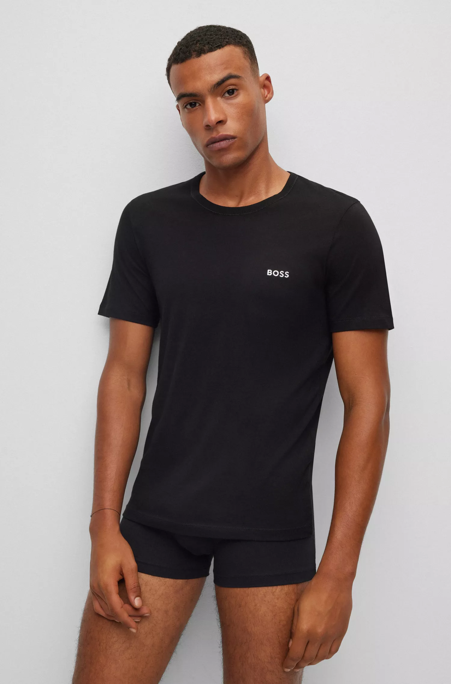 BOSS Black - Pacote com três camisetas de roupa íntima com logotipos bordados.