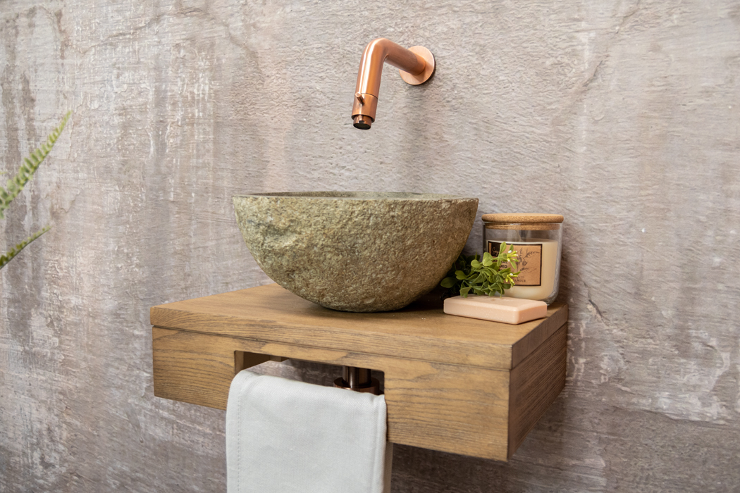 Saniclear Seba fonteinset met bruin eiken plank, rivierstenen waskom en koperen kraan voor in het toilet