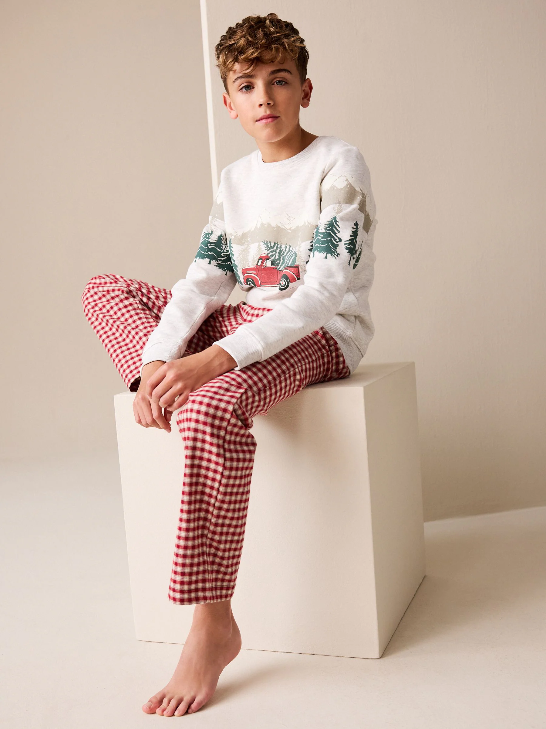 Rood met voertuig - Bijpassende familie Kerstmis Sweatshirt en flanellen Pyjama's (1.5-16jaar)