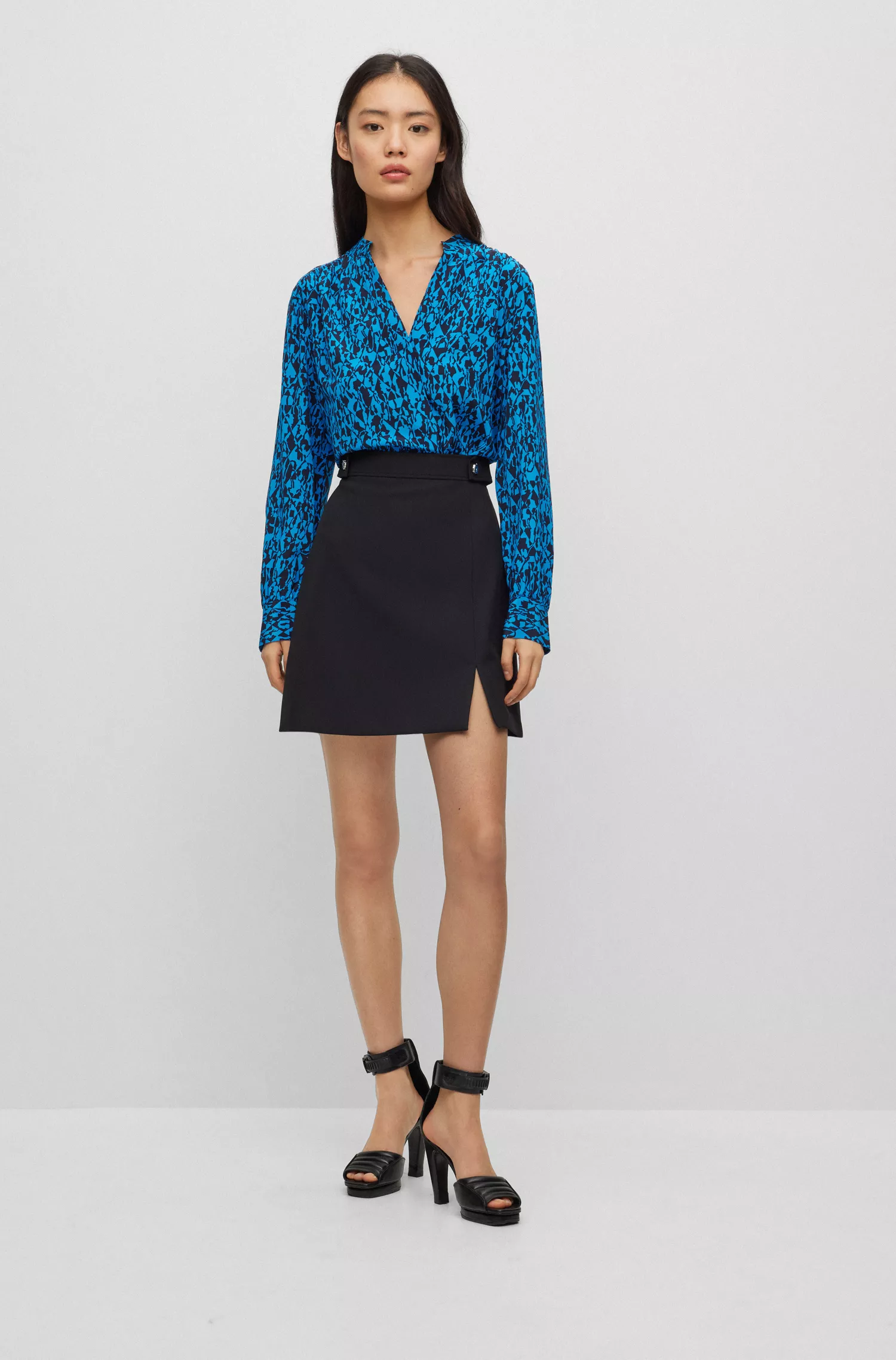 Blusa BOSS preta de corte regular em seda com estampa da estação.