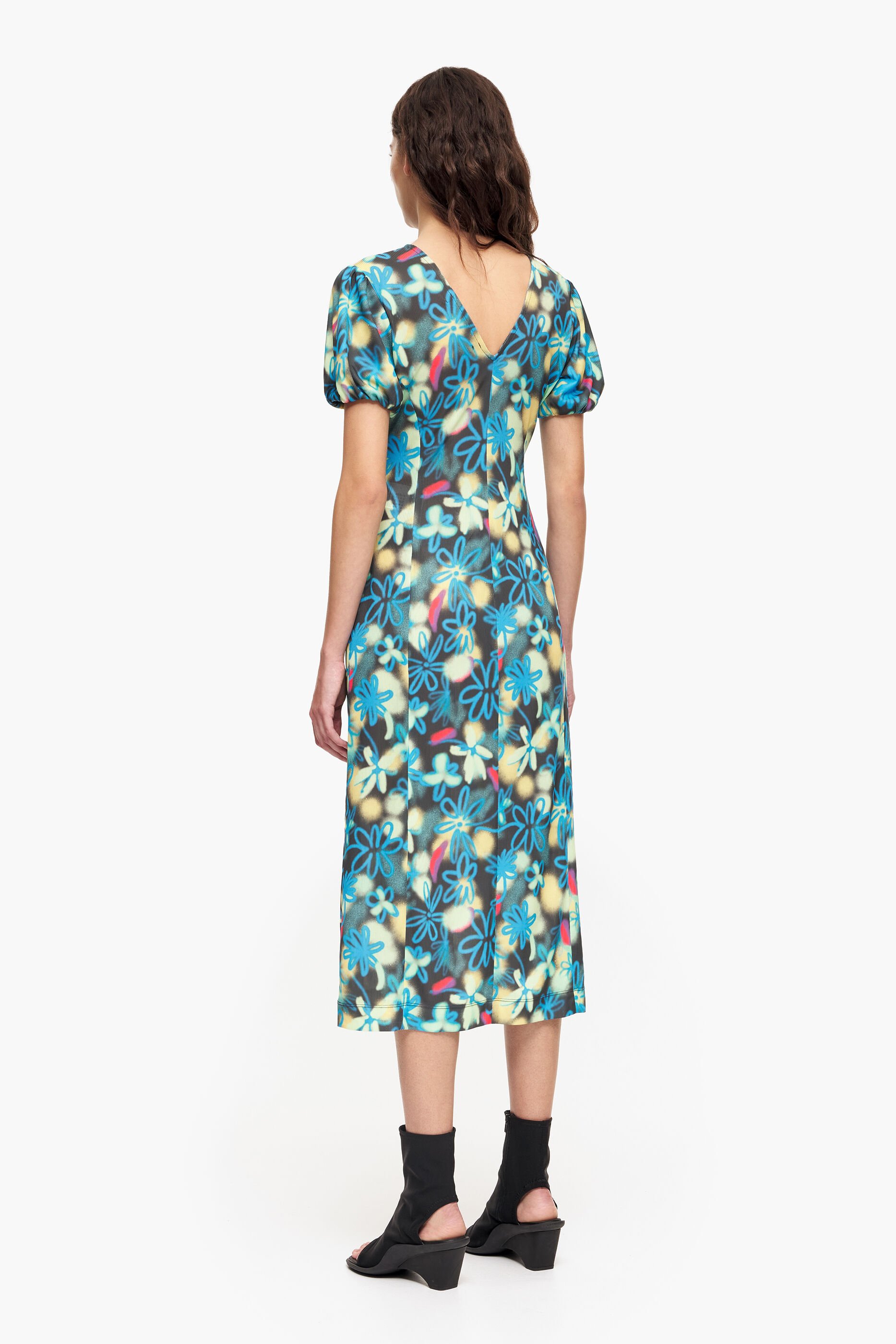 Vestido midi fluido com estampa de flores de grafite