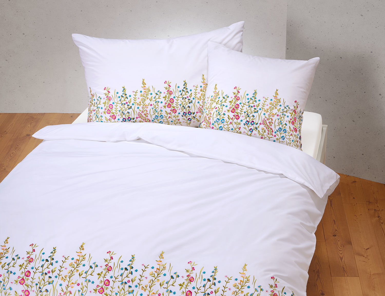 Bettwäsche mit bunter Blumenstickerei