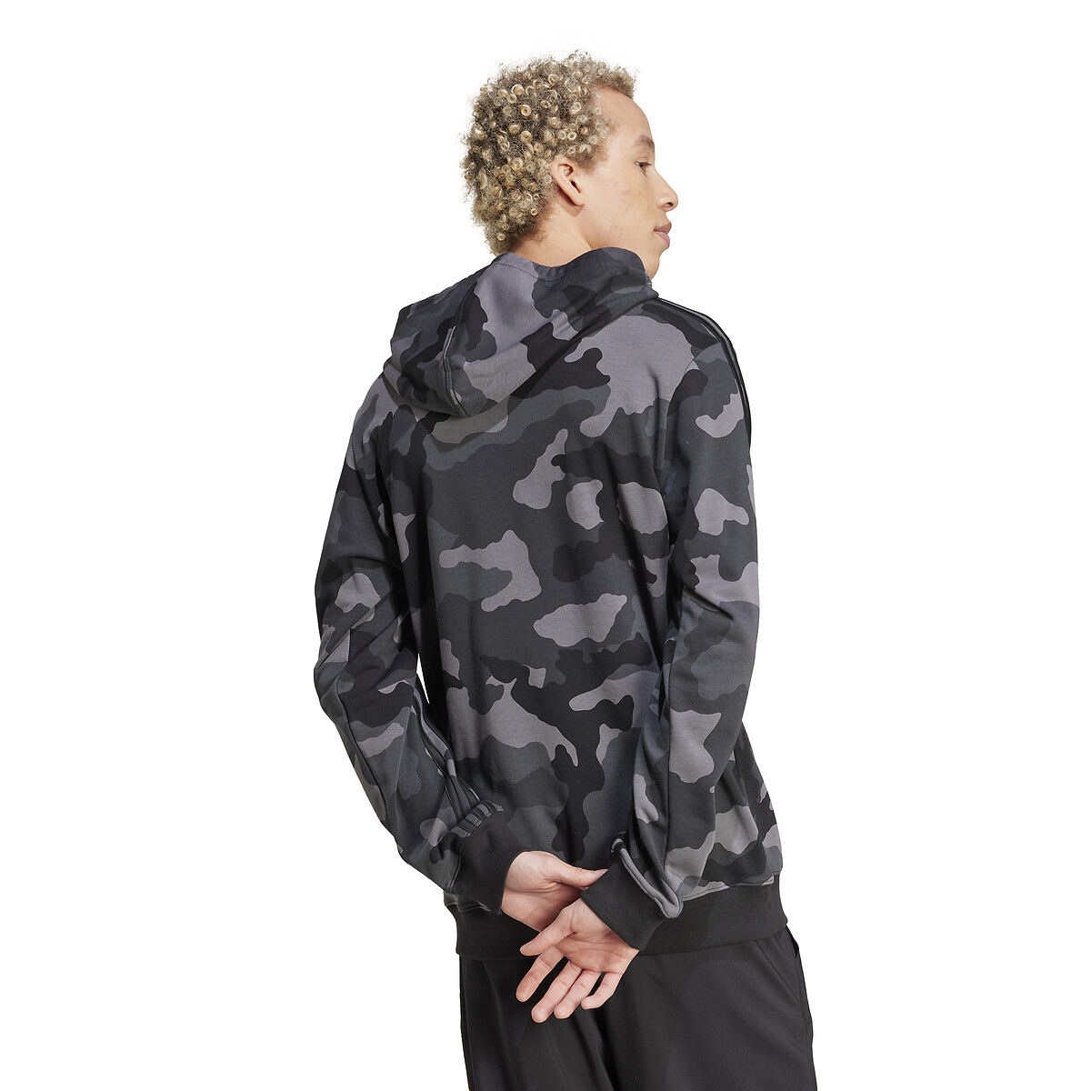 ADIDAS ROUPAS ESPORTIVAS<br>Moletom com capuz e estampa camuflada
