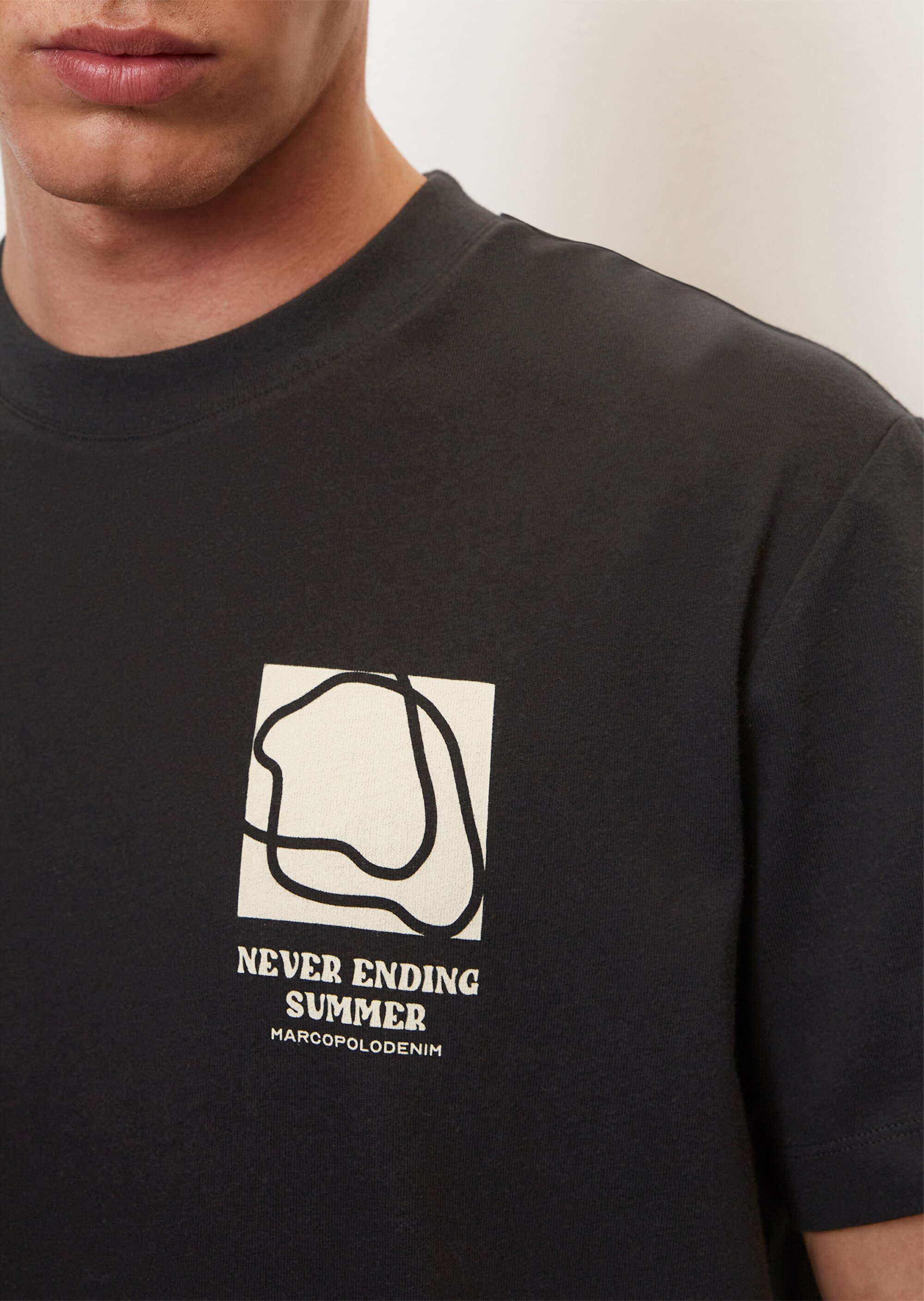 T-Shirt relaxed je nach Farbe mit markantem Rückenprint