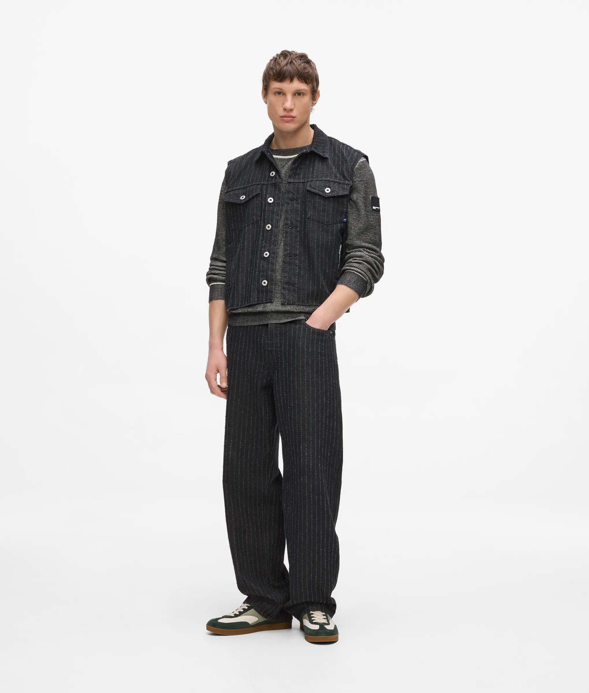 Blauwhongeruitlopende jeans met pinstroken