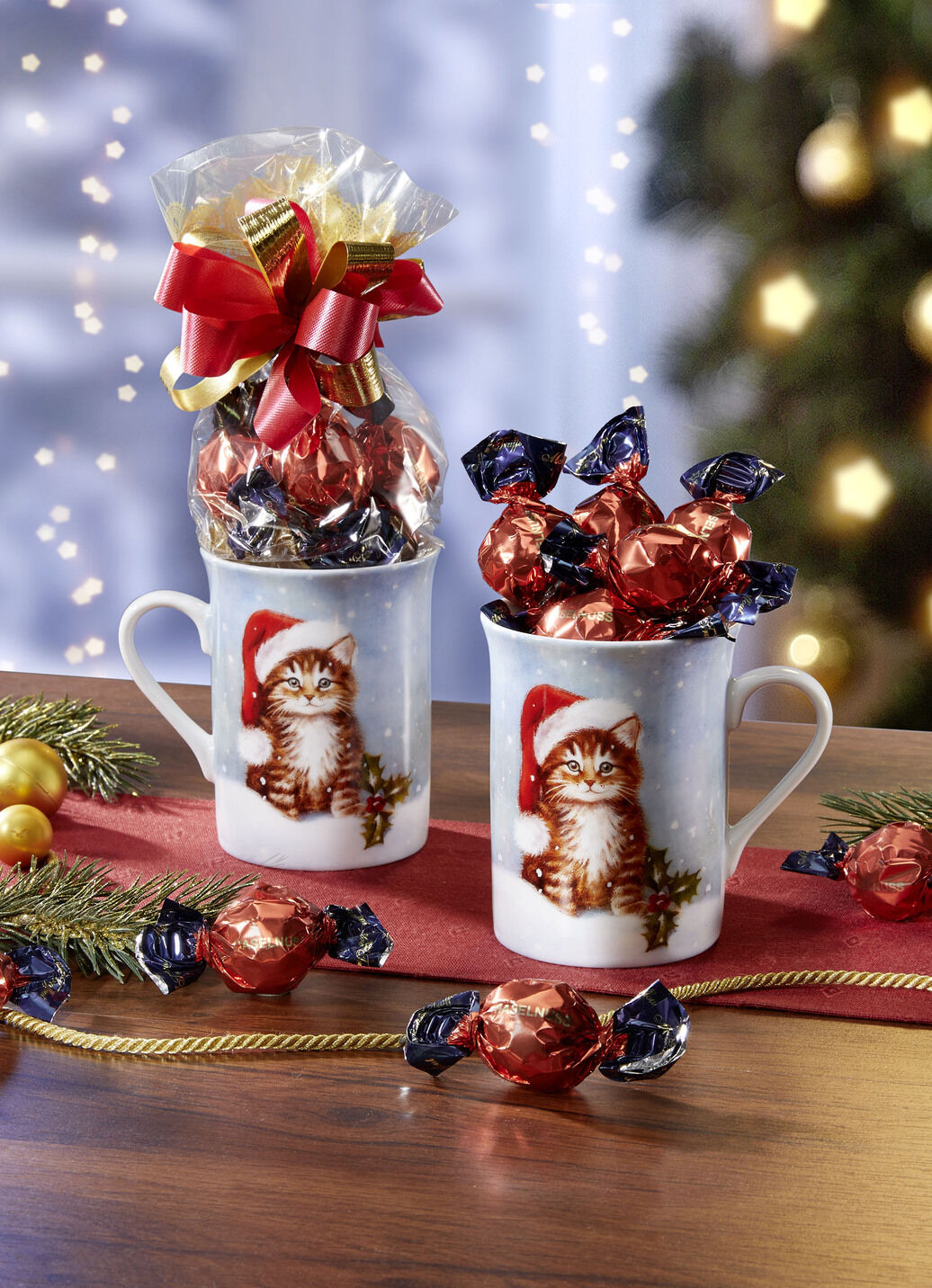 Gefüllte Kaffeebecher aus Porzellan mit Weihnachts-Kätzchen-Motiv