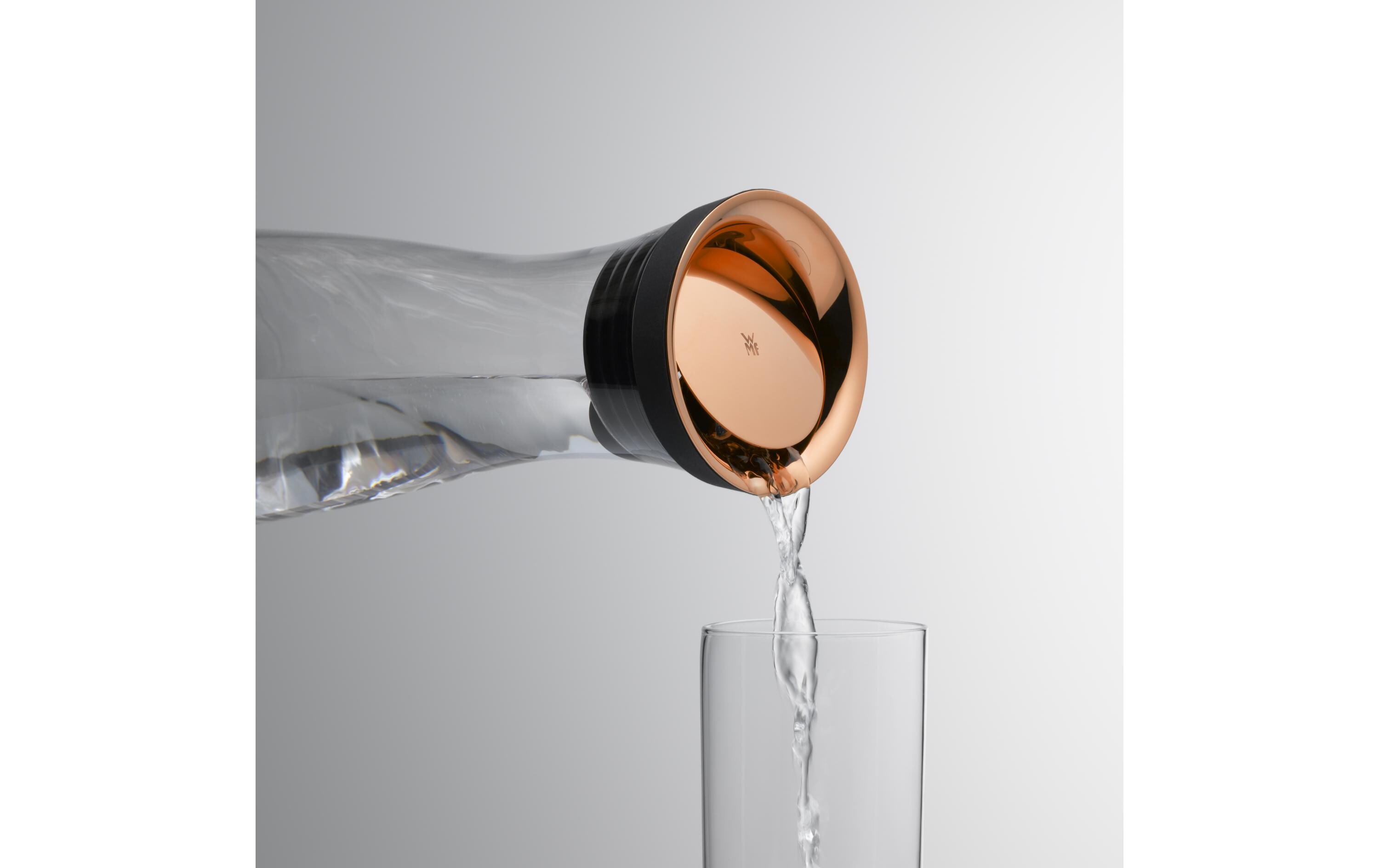 Karaffe Basic 1 l, Transparent/KupferWasserkaraffe öffnet und schliesst automatisch dank Close-Up Verschluss