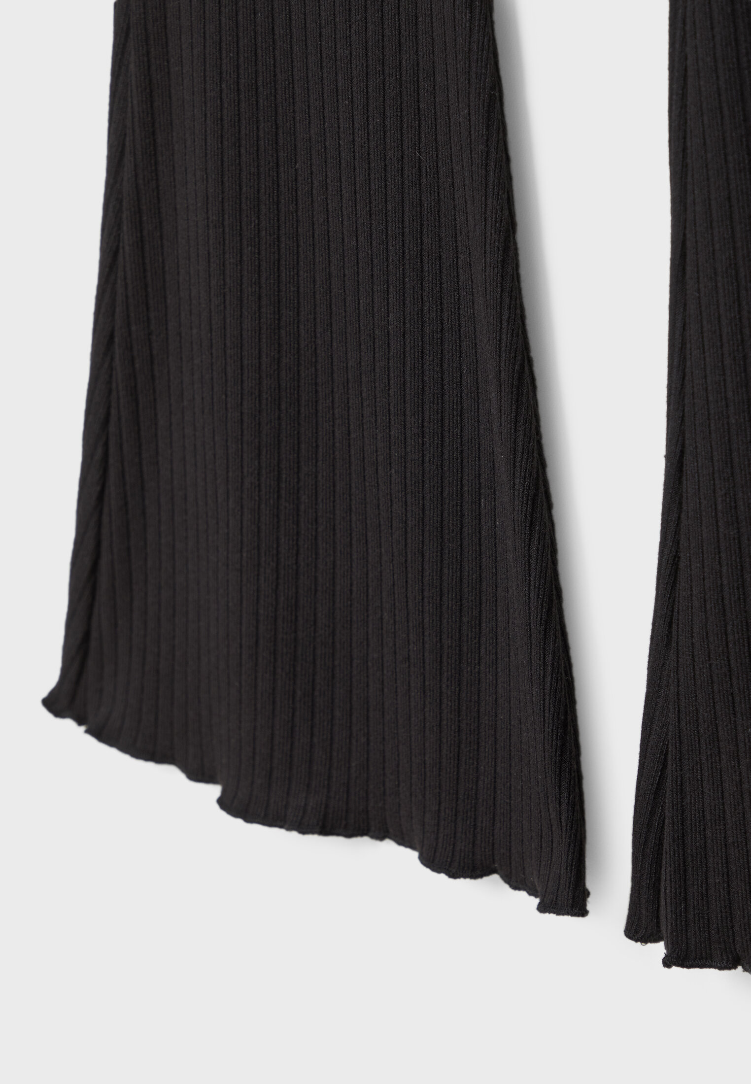 Calça flare canelada e elástica