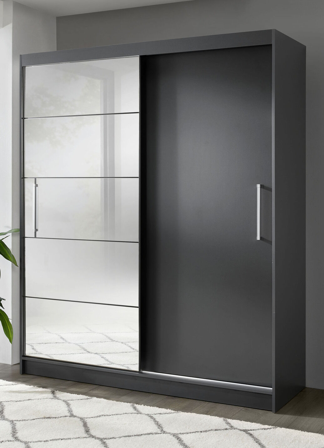 Durchdachter Schwebetürenschrank mit Spiegelfront
