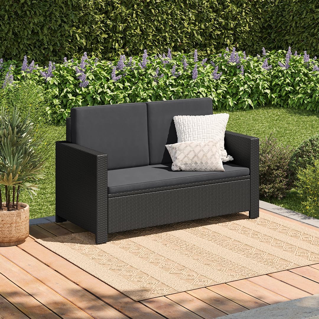 STEELSØN Gartenbank Elnath aus Polyrattan, Gartensofa für 2 Personen, Balkonmöbel 2er Sofa mit Polster wetterfest, Terrassenmöbel in schwarz/anthrazit 73x65x130 cm (HxTxB)