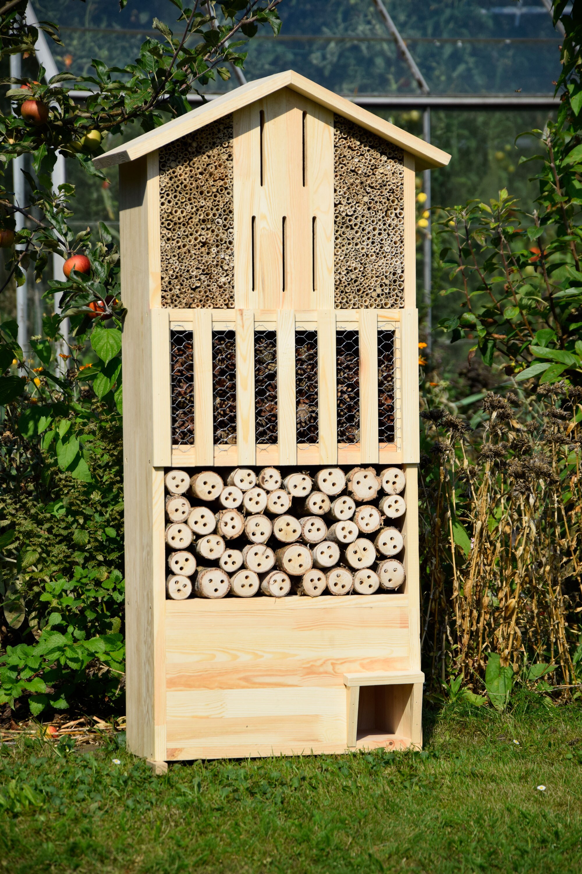 dobar XXL Insektenhotel-Wand mit Igelhaus