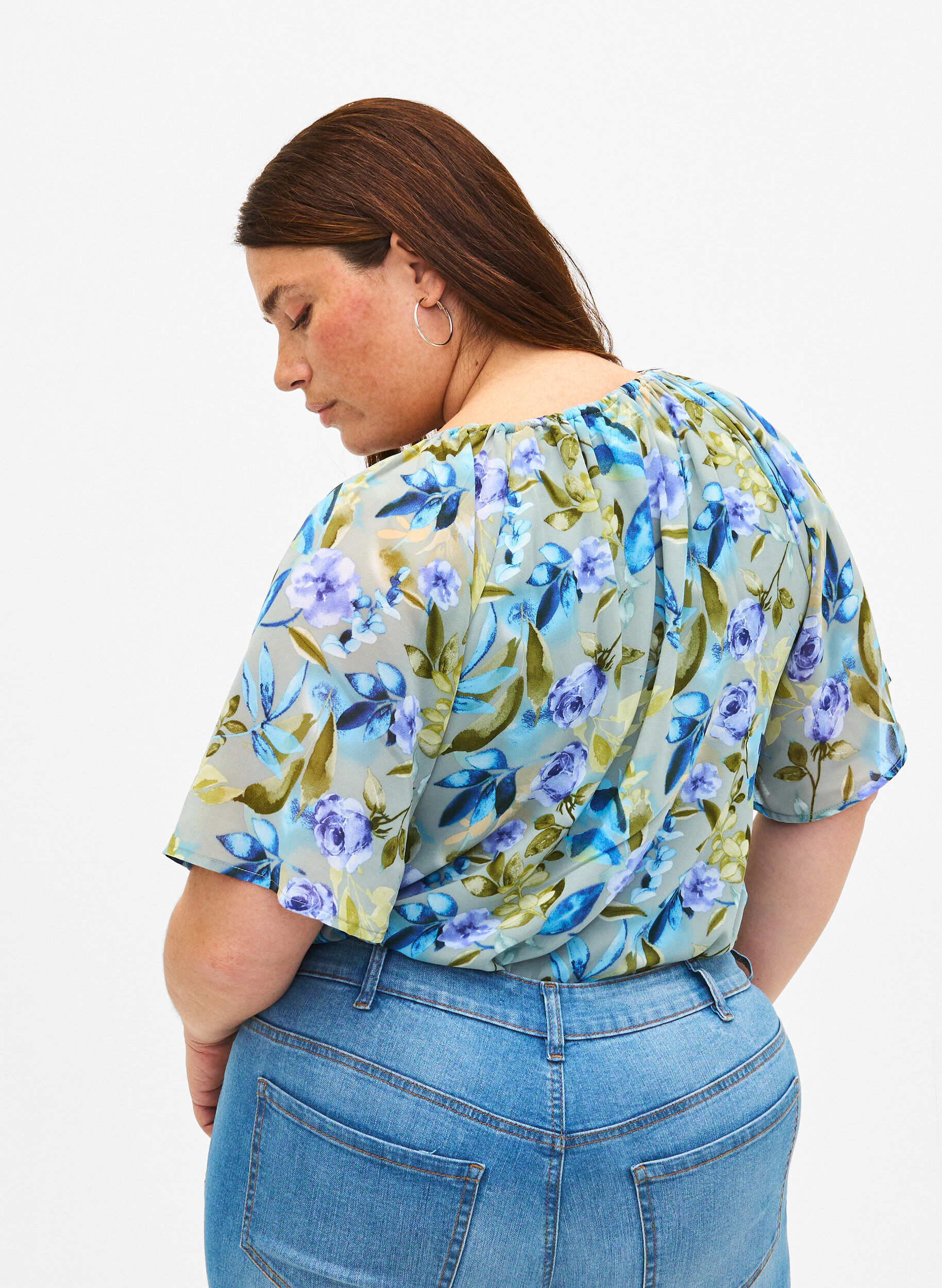 Blomstret festbluse med korte ærmer