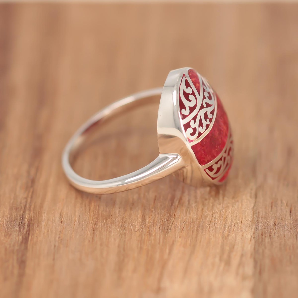 Bague Serti Corail Rouge et Dentelles d'Argent 925 : L'Élégance à votre Doigt | Aden