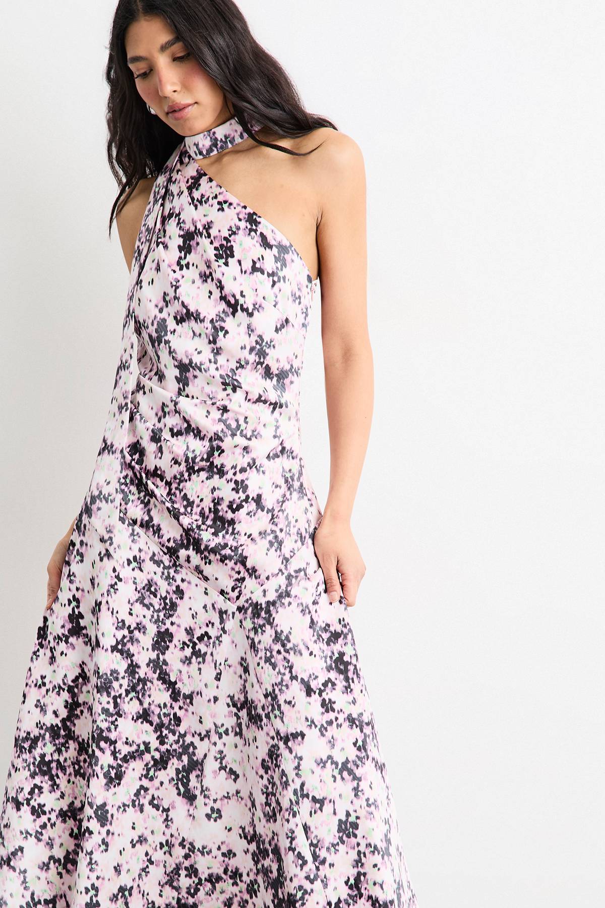 Warehouse Robe Maxi Asymétrique en Satin avec Foulard Noué Imprimé