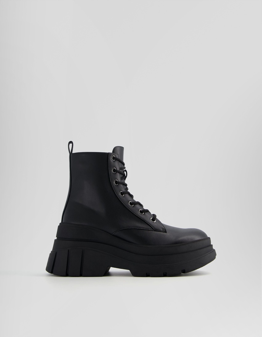 Botas de cano curto com cadarço e sola tamanho XL.