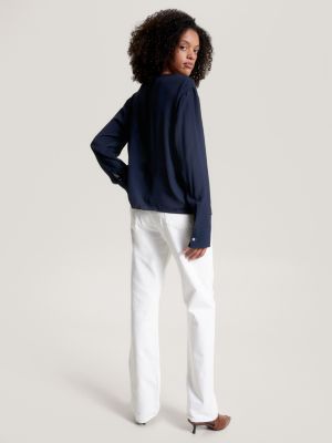 Blusa crepe com decote em V e modelagem solta.