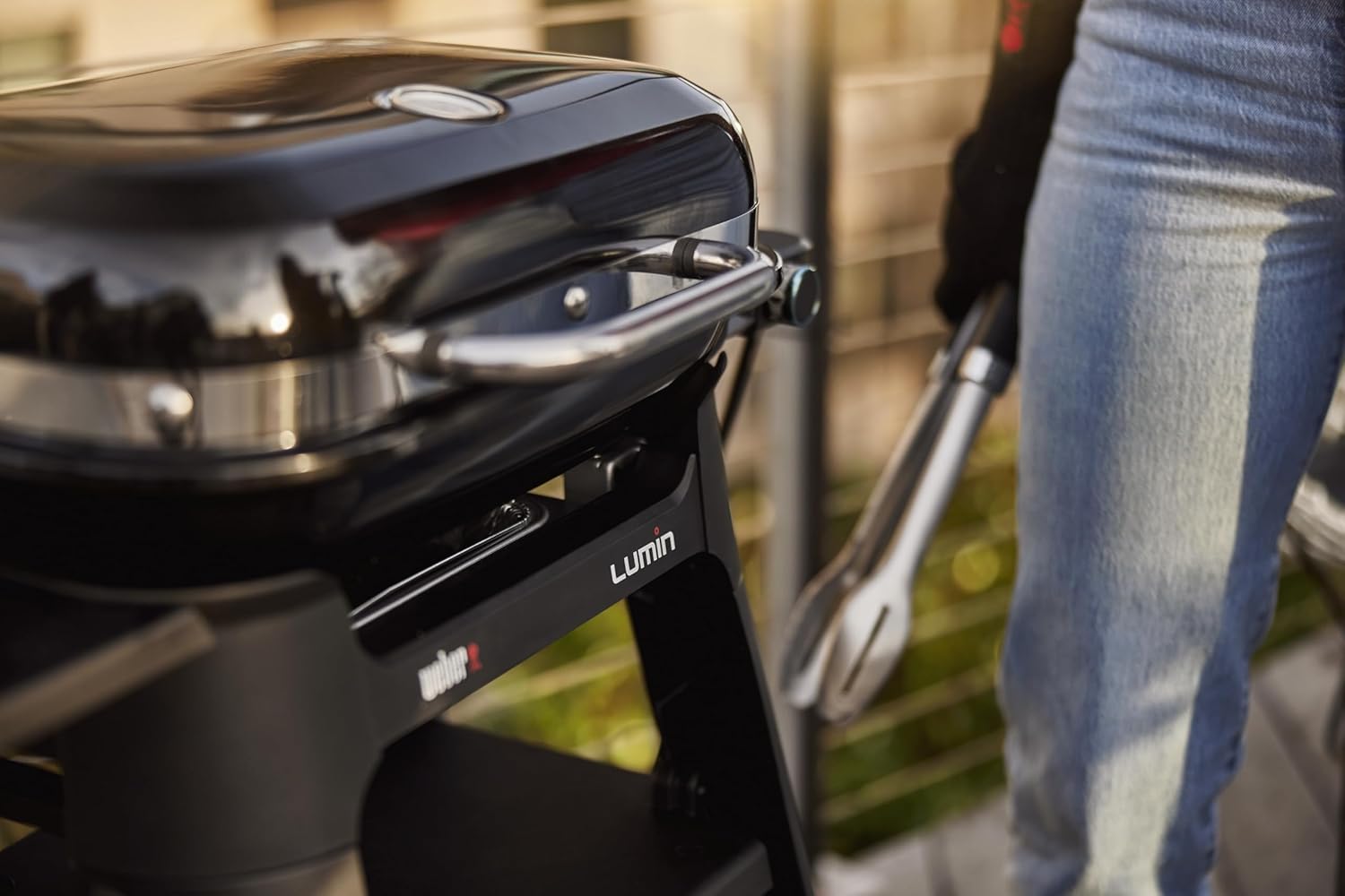 Weber Lumin Compact Tragbarer Kompakter Elektrogrill mit Stand/Anbraten, Räuchern, Dämpfen, Kochen und Warmhalten, Bis zu 315 °C, Porzellanemaillierte Gusseisenroste, 43 x 32 cm Grillfläche, Schwarz