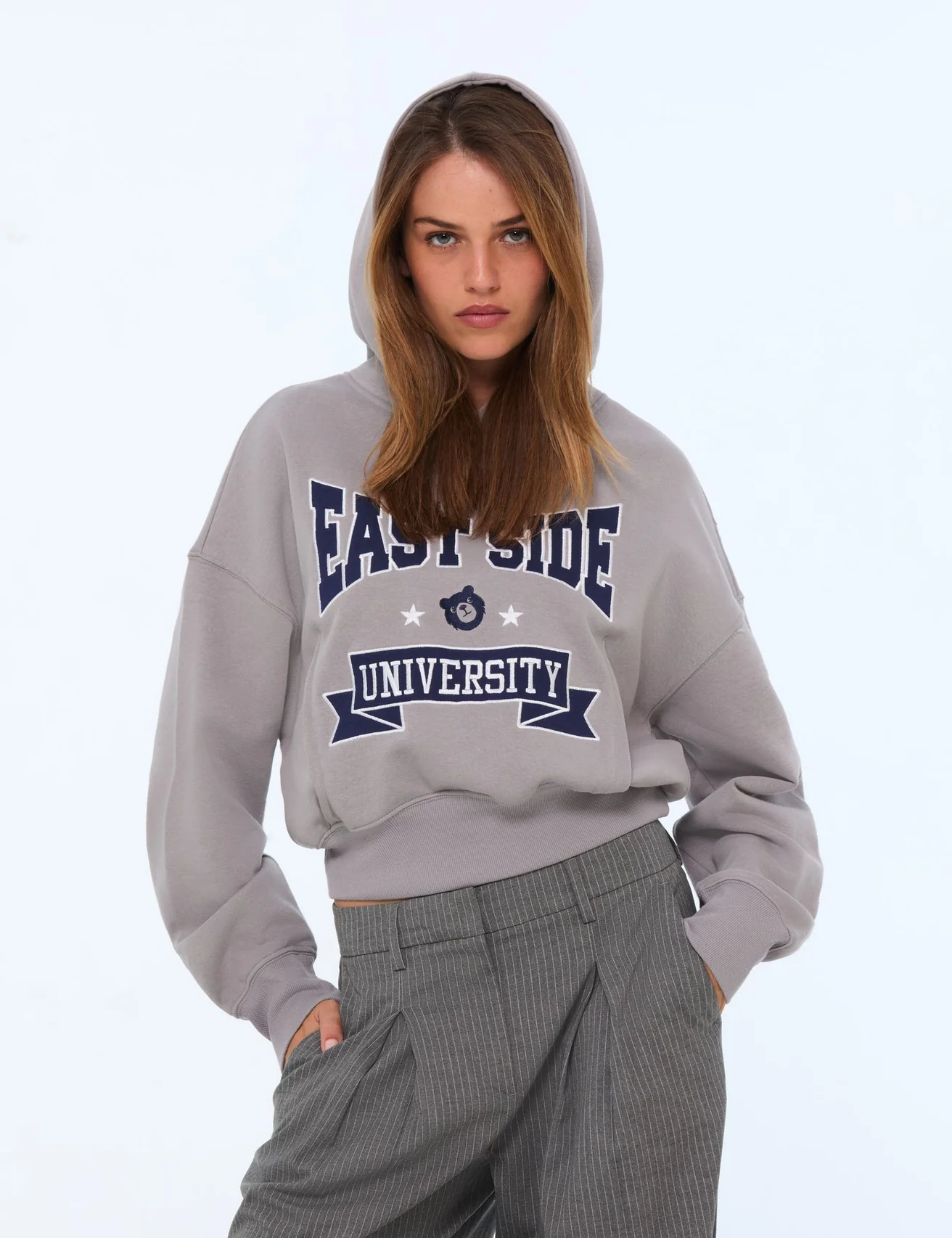 Sweat à capuche à message gris moyen