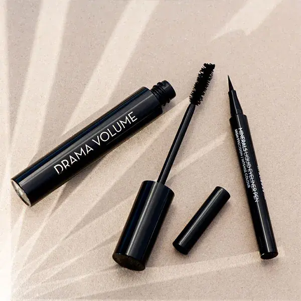 Delineador de olhos Korres Volcanic Minerals com ponta de feltro, preto, 1ml