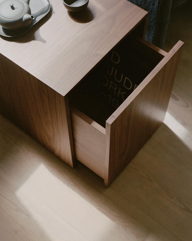 New Works Mass bijzettafel met lade walnoot
