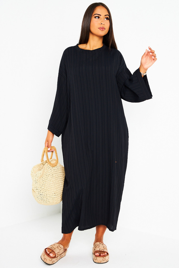 Robe noire longue à couture en relief