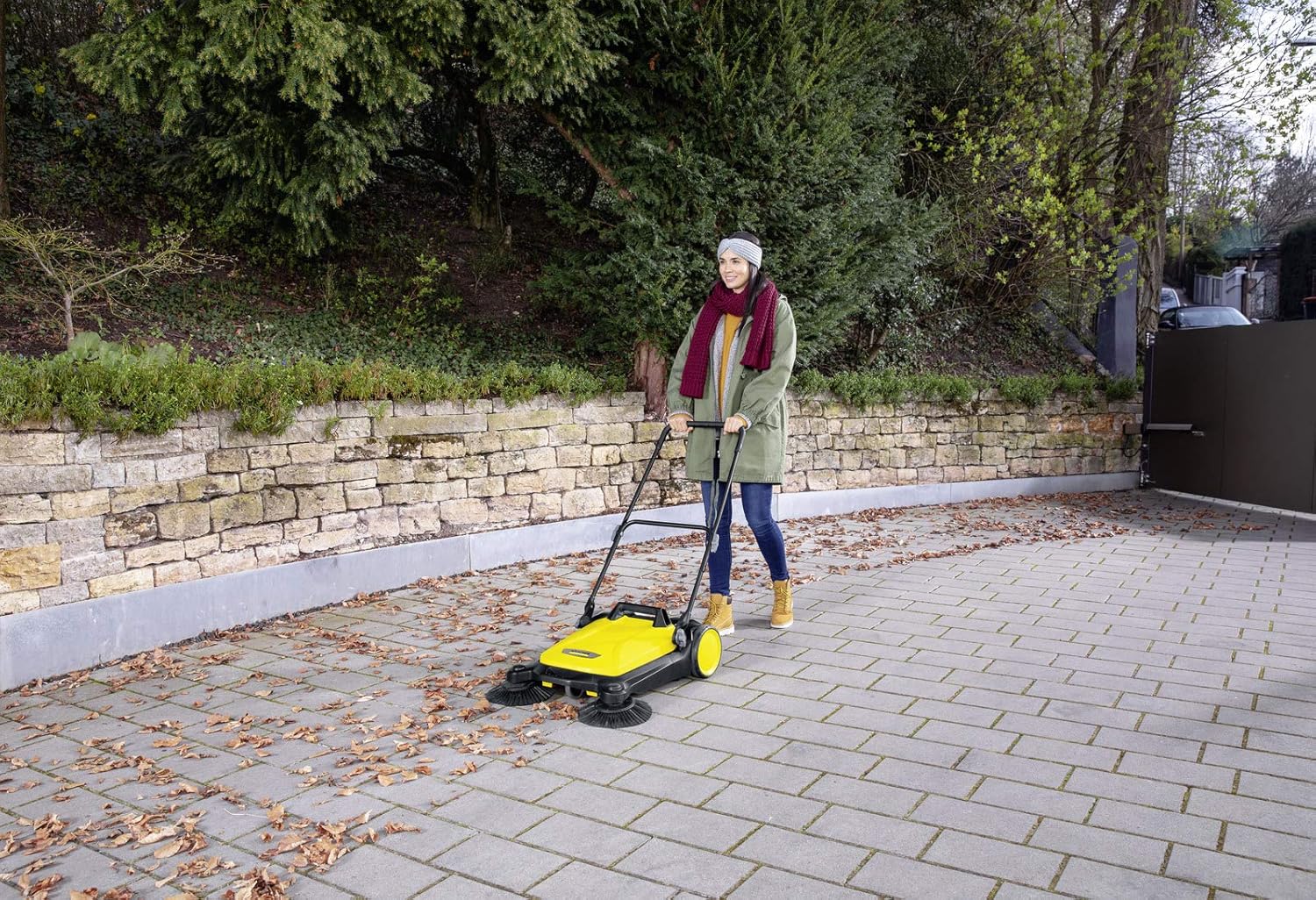 Kärcher Kehrmaschine S 4 Twin (Max. Flächenleistung: 2400m²/h, 2 Seitenbesen, Kehrbehälter: 20 l, Arbeitsbreite: 680 mm, platzsparende Verstauung, höhenverstellbarer Schubbügel), Faltbar
