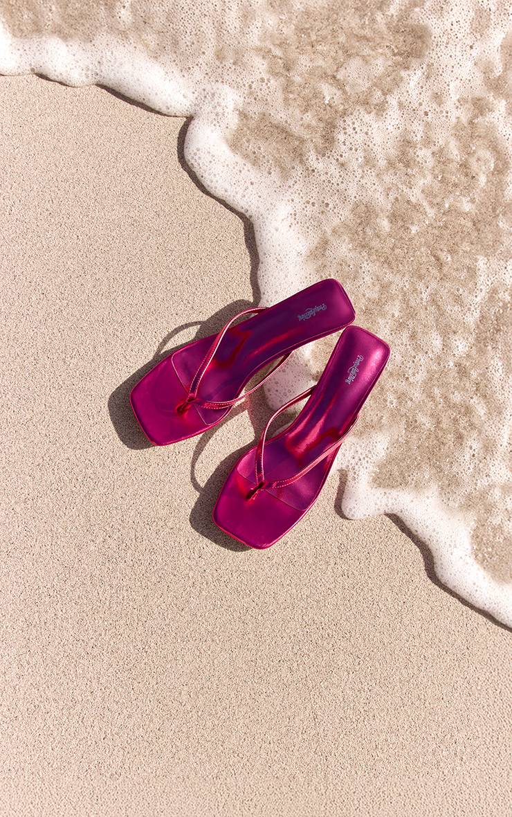 Magenta Mules À Talon Moyen Avec Bride Entre Les Orteils Et Bout Carré Métallisé