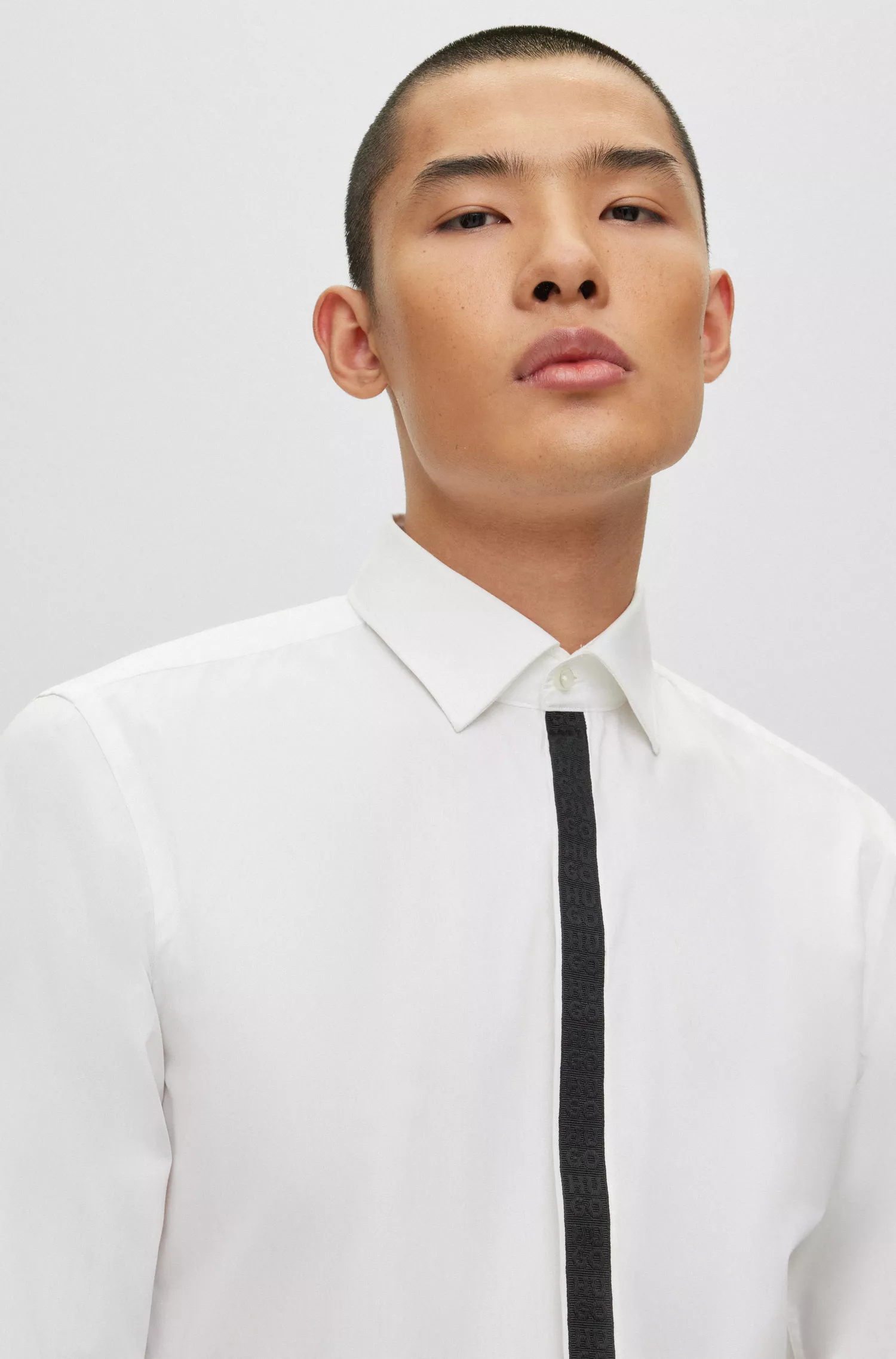 Camisa HUGO vermelha em popeline de algodão, corte slim, com carcela contrastante.