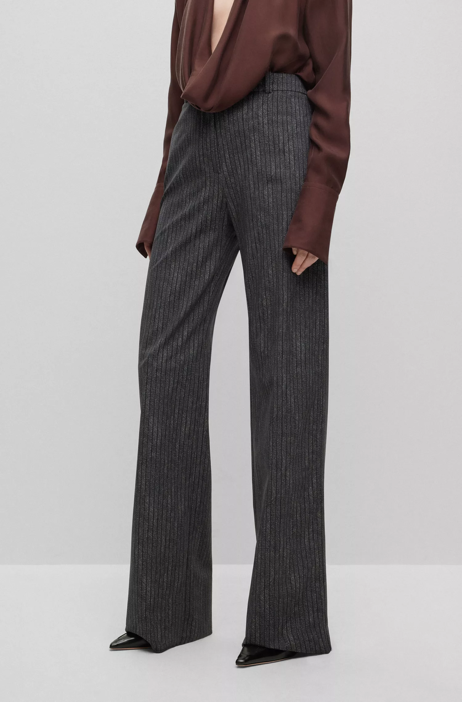 Calça BOSS preta, corte regular, pernas largas, em malha elástica com riscas de giz.
